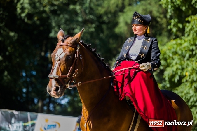 Zdjęcie w galerii na portalu naszraciborz.pl: Plejada znanych artystów w Zakrzowie na XIX Jeździeckich Mistrzostwach Gwiazd - Art Cup wiadomości z regionu
