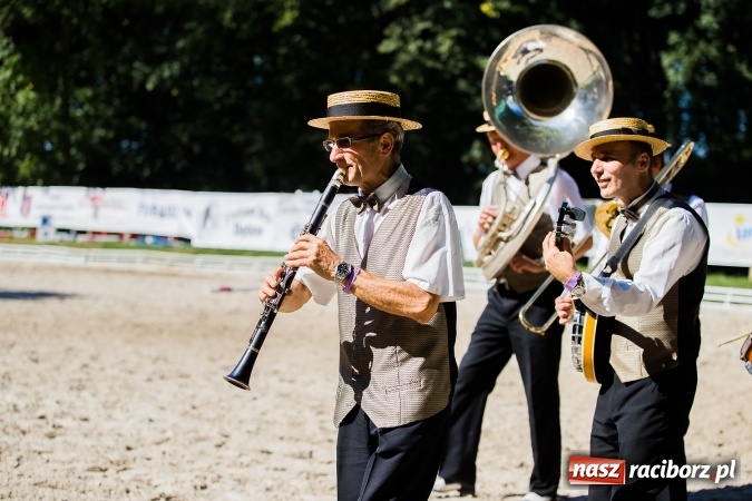 Zdjęcie w galerii na portalu naszraciborz.pl: Plejada znanych artystów w Zakrzowie na XIX Jeździeckich Mistrzostwach Gwiazd - Art Cup wiadomości z regionu