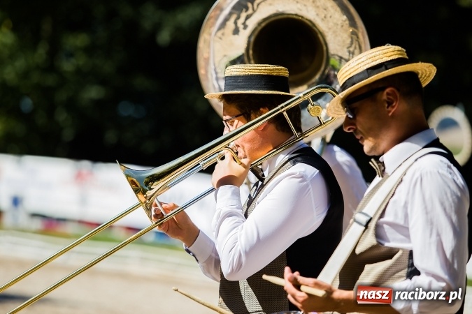Zdjęcie w galerii na portalu naszraciborz.pl: Plejada znanych artystów w Zakrzowie na XIX Jeździeckich Mistrzostwach Gwiazd - Art Cup wiadomości z regionu