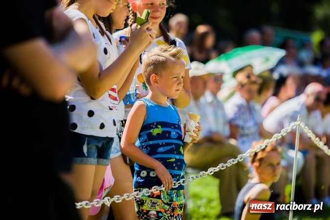 Zdjęcie w galerii na portalu naszraciborz.pl: Plejada znanych artystów w Zakrzowie na XIX Jeździeckich Mistrzostwach Gwiazd - Art Cup wiadomości z regionu