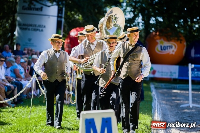 Zdjęcie w galerii na portalu naszraciborz.pl: Plejada znanych artystów w Zakrzowie na XIX Jeździeckich Mistrzostwach Gwiazd - Art Cup wiadomości z regionu