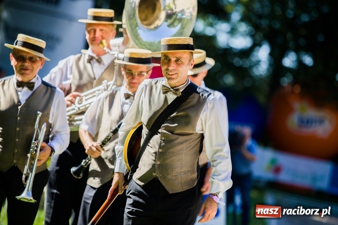 Zdjęcie w galerii na portalu naszraciborz.pl: Plejada znanych artystów w Zakrzowie na XIX Jeździeckich Mistrzostwach Gwiazd - Art Cup wiadomości z regionu