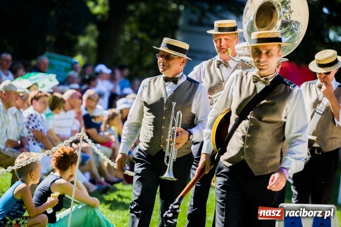 Zdjęcie w galerii na portalu naszraciborz.pl: Plejada znanych artystów w Zakrzowie na XIX Jeździeckich Mistrzostwach Gwiazd - Art Cup wiadomości z regionu