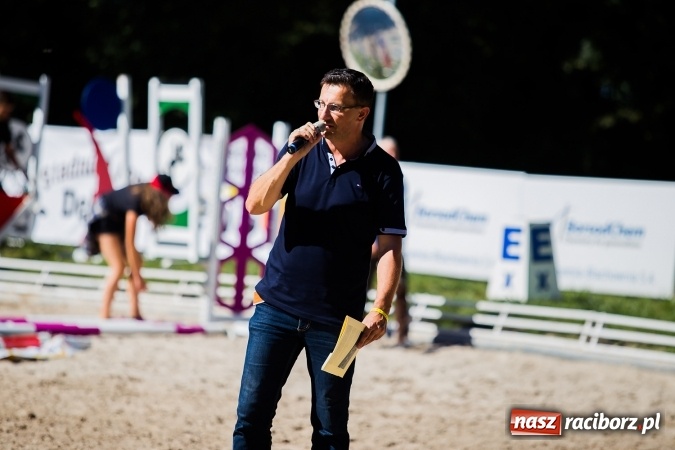 Zdjęcie w galerii na portalu naszraciborz.pl: Plejada znanych artystów w Zakrzowie na XIX Jeździeckich Mistrzostwach Gwiazd - Art Cup wiadomości z regionu
