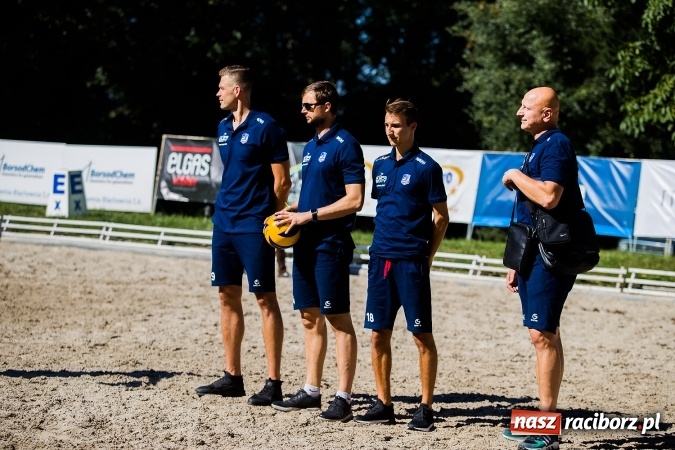 Zdjęcie w galerii na portalu naszraciborz.pl: Plejada znanych artystów w Zakrzowie na XIX Jeździeckich Mistrzostwach Gwiazd - Art Cup wiadomości z regionu