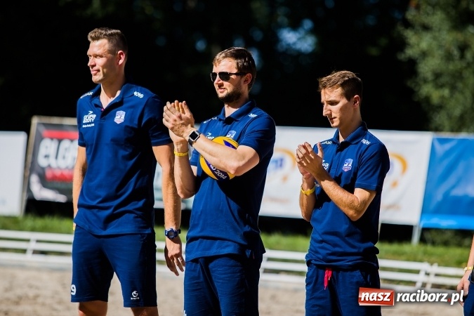 Zdjęcie w galerii na portalu naszraciborz.pl: Plejada znanych artystów w Zakrzowie na XIX Jeździeckich Mistrzostwach Gwiazd - Art Cup wiadomości z regionu