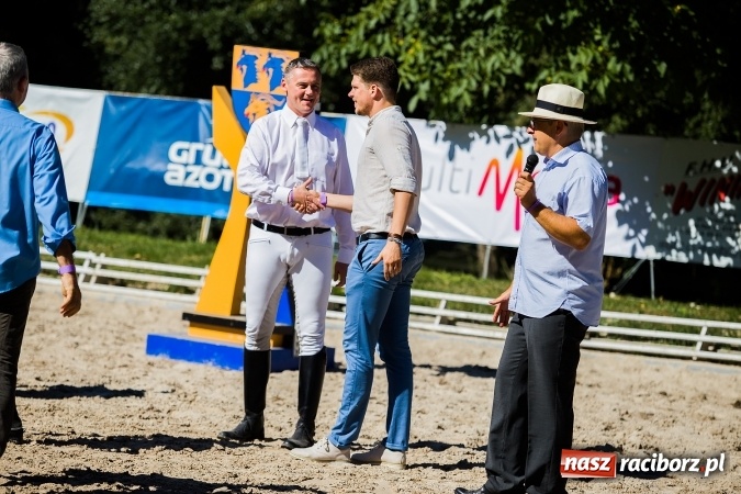 Zdjęcie w galerii na portalu naszraciborz.pl: Plejada znanych artystów w Zakrzowie na XIX Jeździeckich Mistrzostwach Gwiazd - Art Cup wiadomości z regionu