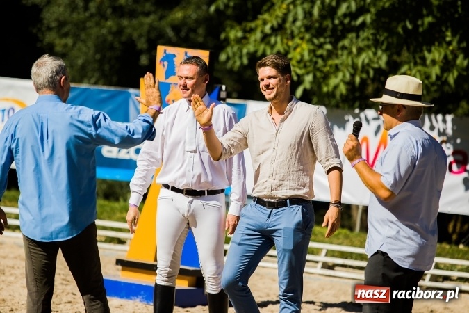 Zdjęcie w galerii na portalu naszraciborz.pl: Plejada znanych artystów w Zakrzowie na XIX Jeździeckich Mistrzostwach Gwiazd - Art Cup wiadomości z regionu