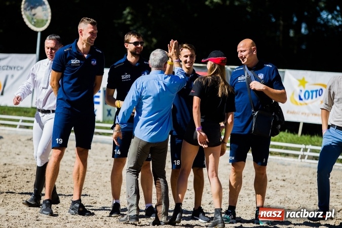 Zdjęcie w galerii na portalu naszraciborz.pl: Plejada znanych artystów w Zakrzowie na XIX Jeździeckich Mistrzostwach Gwiazd - Art Cup wiadomości z regionu