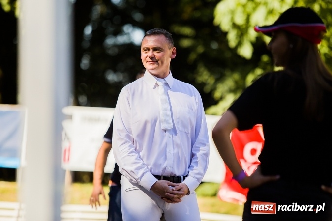Zdjęcie w galerii na portalu naszraciborz.pl: Plejada znanych artystów w Zakrzowie na XIX Jeździeckich Mistrzostwach Gwiazd - Art Cup wiadomości z regionu