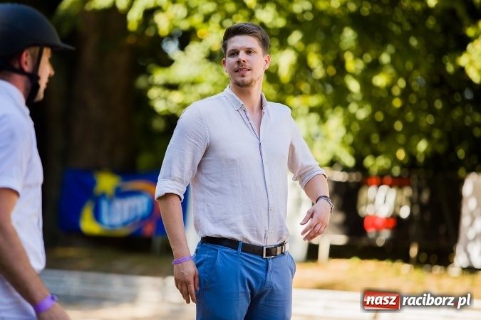 Zdjęcie w galerii na portalu naszraciborz.pl: Plejada znanych artystów w Zakrzowie na XIX Jeździeckich Mistrzostwach Gwiazd - Art Cup wiadomości z regionu