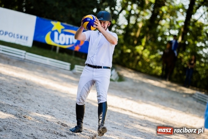 Zdjęcie w galerii na portalu naszraciborz.pl: Plejada znanych artystów w Zakrzowie na XIX Jeździeckich Mistrzostwach Gwiazd - Art Cup wiadomości z regionu