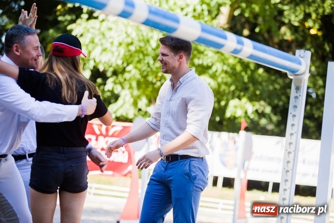 Zdjęcie w galerii na portalu naszraciborz.pl: Plejada znanych artystów w Zakrzowie na XIX Jeździeckich Mistrzostwach Gwiazd - Art Cup wiadomości z regionu
