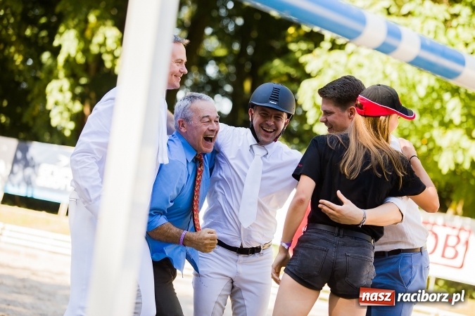 Zdjęcie w galerii na portalu naszraciborz.pl: Plejada znanych artystów w Zakrzowie na XIX Jeździeckich Mistrzostwach Gwiazd - Art Cup wiadomości z regionu