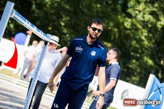 Zdjęcie w galerii na portalu naszraciborz.pl: Plejada znanych artystów w Zakrzowie na XIX Jeździeckich Mistrzostwach Gwiazd - Art Cup wiadomości z regionu