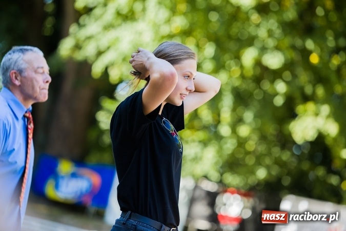 Zdjęcie w galerii na portalu naszraciborz.pl: Plejada znanych artystów w Zakrzowie na XIX Jeździeckich Mistrzostwach Gwiazd - Art Cup wiadomości z regionu