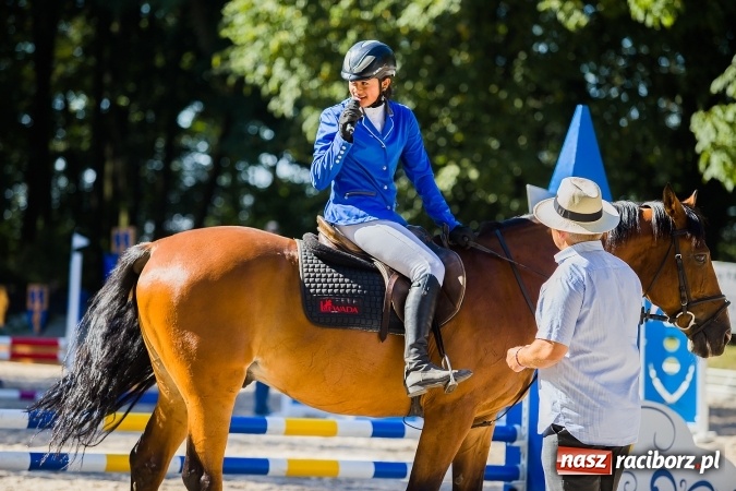 Zdjęcie w galerii na portalu naszraciborz.pl: Plejada znanych artystów w Zakrzowie na XIX Jeździeckich Mistrzostwach Gwiazd - Art Cup wiadomości z regionu