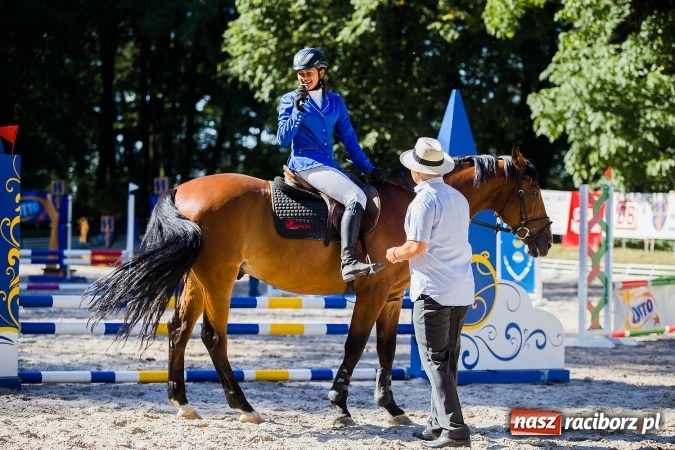 Zdjęcie w galerii na portalu naszraciborz.pl: Plejada znanych artystów w Zakrzowie na XIX Jeździeckich Mistrzostwach Gwiazd - Art Cup wiadomości z regionu