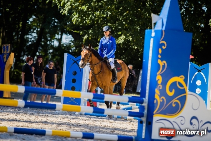 Zdjęcie w galerii na portalu naszraciborz.pl: Plejada znanych artystów w Zakrzowie na XIX Jeździeckich Mistrzostwach Gwiazd - Art Cup wiadomości z regionu