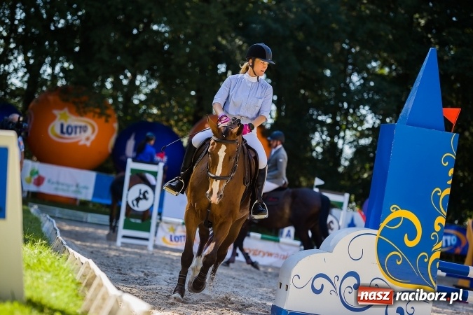 Zdjęcie w galerii na portalu naszraciborz.pl: Plejada znanych artystów w Zakrzowie na XIX Jeździeckich Mistrzostwach Gwiazd - Art Cup wiadomości z regionu