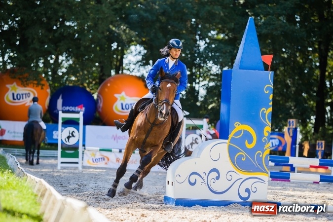Zdjęcie w galerii na portalu naszraciborz.pl: Plejada znanych artystów w Zakrzowie na XIX Jeździeckich Mistrzostwach Gwiazd - Art Cup wiadomości z regionu