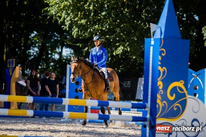 Zdjęcie w galerii na portalu naszraciborz.pl: Plejada znanych artystów w Zakrzowie na XIX Jeździeckich Mistrzostwach Gwiazd - Art Cup wiadomości z regionu