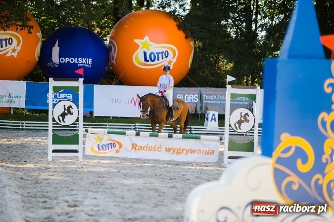 Zdjęcie w galerii na portalu naszraciborz.pl: Plejada znanych artystów w Zakrzowie na XIX Jeździeckich Mistrzostwach Gwiazd - Art Cup wiadomości z regionu
