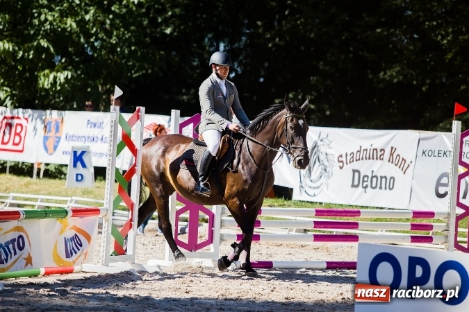 Zdjęcie w galerii na portalu naszraciborz.pl: Plejada znanych artystów w Zakrzowie na XIX Jeździeckich Mistrzostwach Gwiazd - Art Cup wiadomości z regionu