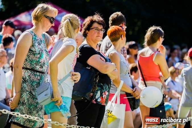 Zdjęcie w galerii na portalu naszraciborz.pl: Plejada znanych artystów w Zakrzowie na XIX Jeździeckich Mistrzostwach Gwiazd - Art Cup wiadomości z regionu
