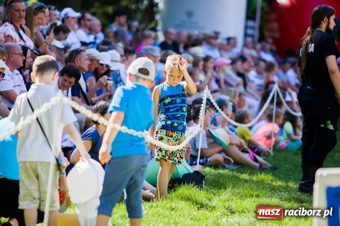 Zdjęcie w galerii na portalu naszraciborz.pl: Plejada znanych artystów w Zakrzowie na XIX Jeździeckich Mistrzostwach Gwiazd - Art Cup wiadomości z regionu
