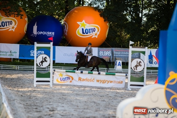 Zdjęcie w galerii na portalu naszraciborz.pl: Plejada znanych artystów w Zakrzowie na XIX Jeździeckich Mistrzostwach Gwiazd - Art Cup wiadomości z regionu