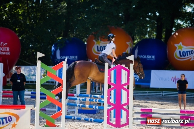 Zdjęcie w galerii na portalu naszraciborz.pl: Plejada znanych artystów w Zakrzowie na XIX Jeździeckich Mistrzostwach Gwiazd - Art Cup wiadomości z regionu
