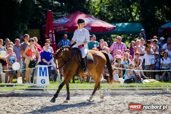 Zdjęcie w galerii na portalu naszraciborz.pl: Plejada znanych artystów w Zakrzowie na XIX Jeździeckich Mistrzostwach Gwiazd - Art Cup wiadomości z regionu