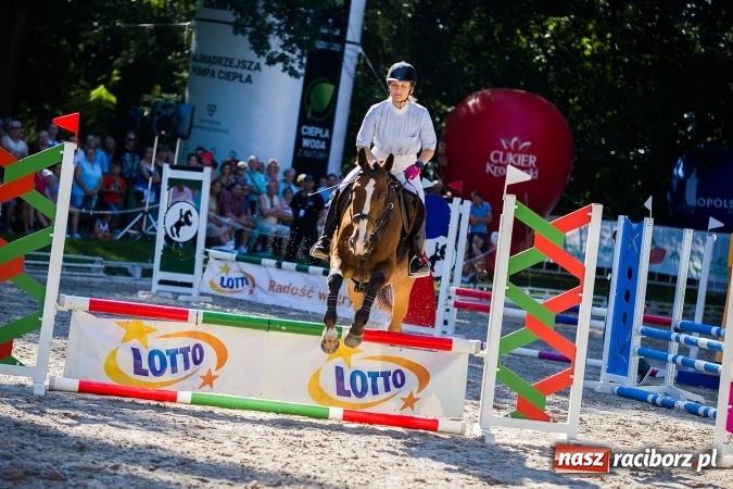 Zdjęcie w galerii na portalu naszraciborz.pl: Plejada znanych artystów w Zakrzowie na XIX Jeździeckich Mistrzostwach Gwiazd - Art Cup wiadomości z regionu