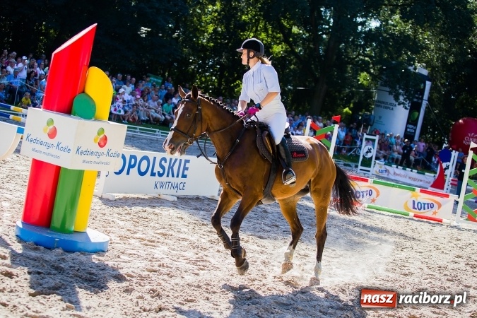 Zdjęcie w galerii na portalu naszraciborz.pl: Plejada znanych artystów w Zakrzowie na XIX Jeździeckich Mistrzostwach Gwiazd - Art Cup wiadomości z regionu