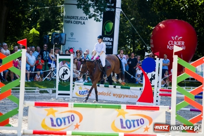 Zdjęcie w galerii na portalu naszraciborz.pl: Plejada znanych artystów w Zakrzowie na XIX Jeździeckich Mistrzostwach Gwiazd - Art Cup wiadomości z regionu