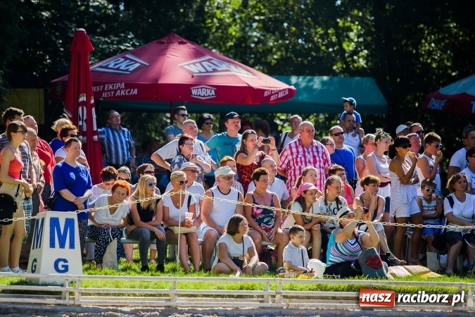 Zdjęcie w galerii na portalu naszraciborz.pl: Plejada znanych artystów w Zakrzowie na XIX Jeździeckich Mistrzostwach Gwiazd - Art Cup wiadomości z regionu