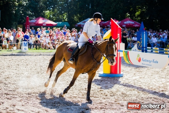 Zdjęcie w galerii na portalu naszraciborz.pl: Plejada znanych artystów w Zakrzowie na XIX Jeździeckich Mistrzostwach Gwiazd - Art Cup wiadomości z regionu
