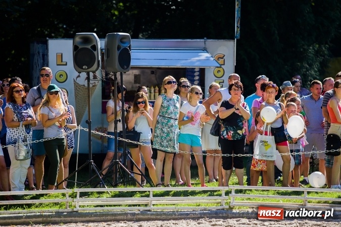 Zdjęcie w galerii na portalu naszraciborz.pl: Plejada znanych artystów w Zakrzowie na XIX Jeździeckich Mistrzostwach Gwiazd - Art Cup wiadomości z regionu