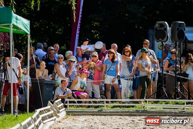 Zdjęcie w galerii na portalu naszraciborz.pl: Plejada znanych artystów w Zakrzowie na XIX Jeździeckich Mistrzostwach Gwiazd - Art Cup wiadomości z regionu