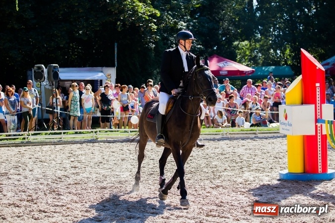 Zdjęcie w galerii na portalu naszraciborz.pl: Plejada znanych artystów w Zakrzowie na XIX Jeździeckich Mistrzostwach Gwiazd - Art Cup wiadomości z regionu