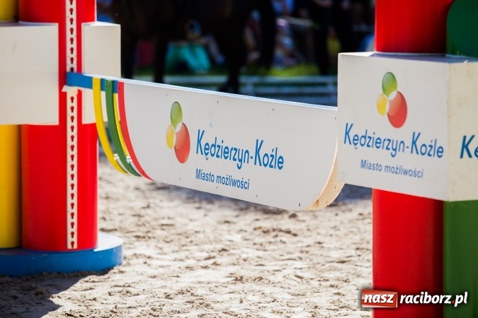 Zdjęcie w galerii na portalu naszraciborz.pl: Plejada znanych artystów w Zakrzowie na XIX Jeździeckich Mistrzostwach Gwiazd - Art Cup wiadomości z regionu
