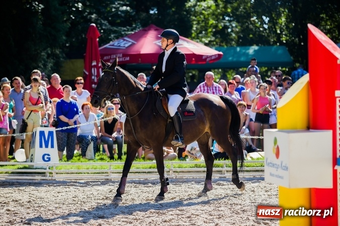 Zdjęcie w galerii na portalu naszraciborz.pl: Plejada znanych artystów w Zakrzowie na XIX Jeździeckich Mistrzostwach Gwiazd - Art Cup wiadomości z regionu