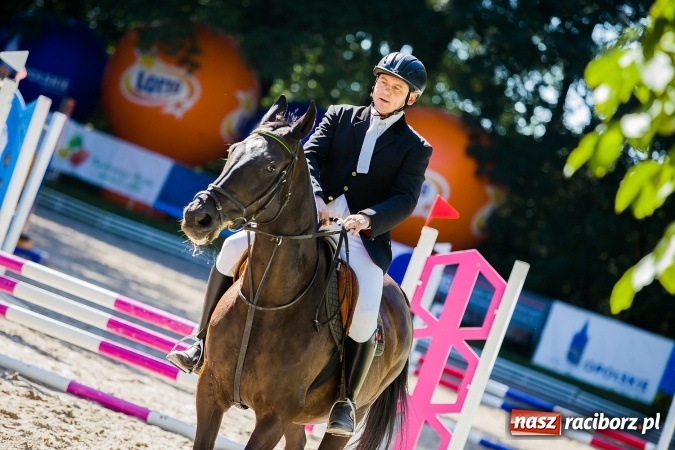 Zdjęcie w galerii na portalu naszraciborz.pl: Plejada znanych artystów w Zakrzowie na XIX Jeździeckich Mistrzostwach Gwiazd - Art Cup wiadomości z regionu