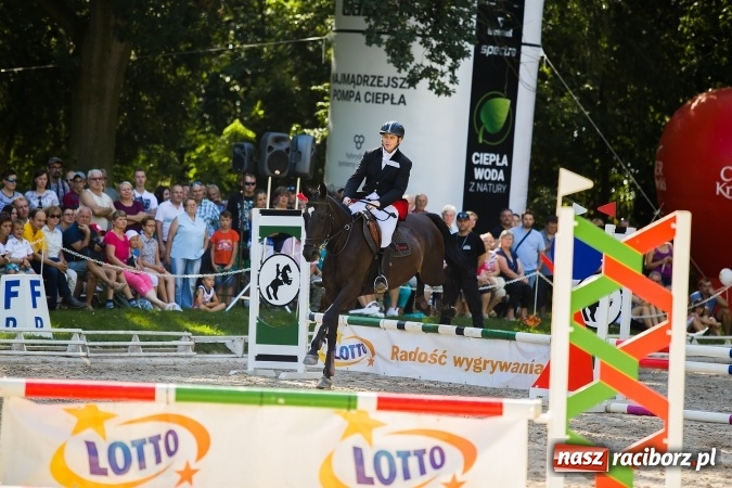 Zdjęcie w galerii na portalu naszraciborz.pl: Plejada znanych artystów w Zakrzowie na XIX Jeździeckich Mistrzostwach Gwiazd - Art Cup wiadomości z regionu
