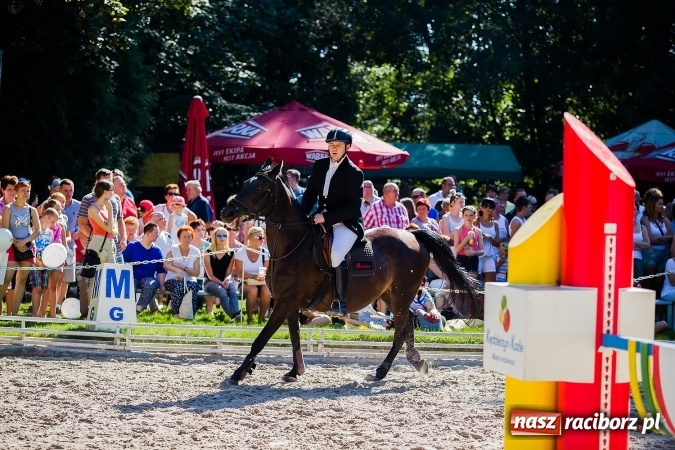 Zdjęcie w galerii na portalu naszraciborz.pl: Plejada znanych artystów w Zakrzowie na XIX Jeździeckich Mistrzostwach Gwiazd - Art Cup wiadomości z regionu