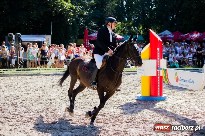 Zdjęcie w galerii na portalu naszraciborz.pl: Plejada znanych artystów w Zakrzowie na XIX Jeździeckich Mistrzostwach Gwiazd - Art Cup wiadomości z regionu