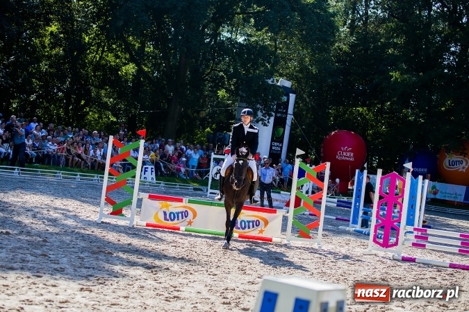 Zdjęcie w galerii na portalu naszraciborz.pl: Plejada znanych artystów w Zakrzowie na XIX Jeździeckich Mistrzostwach Gwiazd - Art Cup wiadomości z regionu