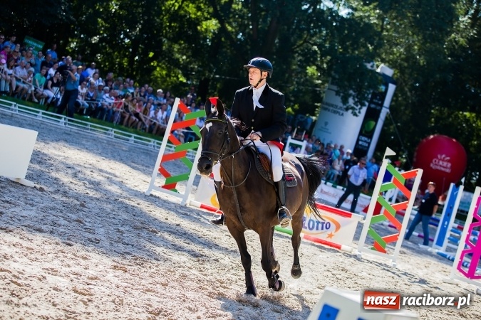 Zdjęcie w galerii na portalu naszraciborz.pl: Plejada znanych artystów w Zakrzowie na XIX Jeździeckich Mistrzostwach Gwiazd - Art Cup wiadomości z regionu
