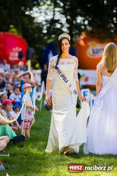 Zdjęcie w galerii na portalu naszraciborz.pl: Plejada znanych artystów w Zakrzowie na XIX Jeździeckich Mistrzostwach Gwiazd - Art Cup wiadomości z regionu
